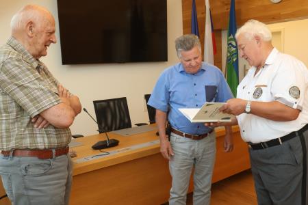 SPREJEM PRI ŽUPANU DAVID KAVČIČ IN  FRANC PERKO DRUŠTVO RUDOLFA MAISTRA 04 FOTO LJUBO VUKELIČ
